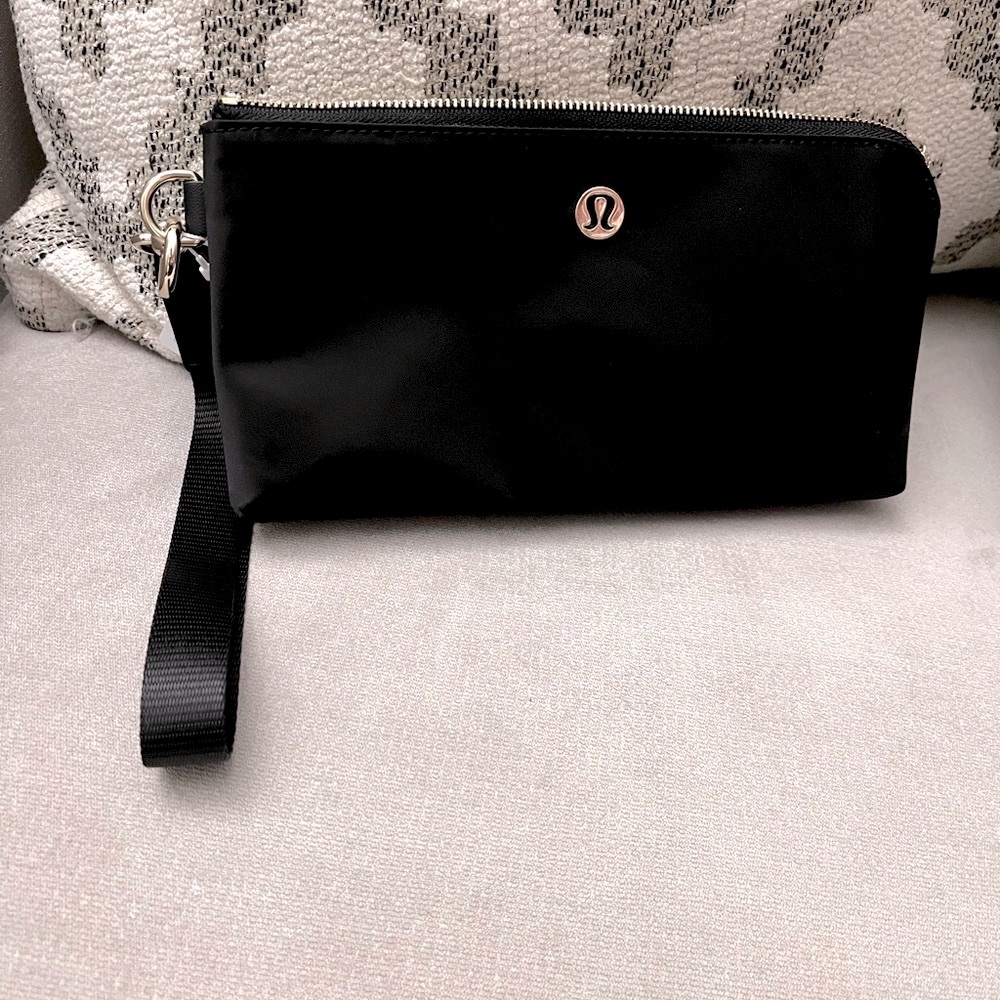 NWT Lululemon curved blck nylon wristlet